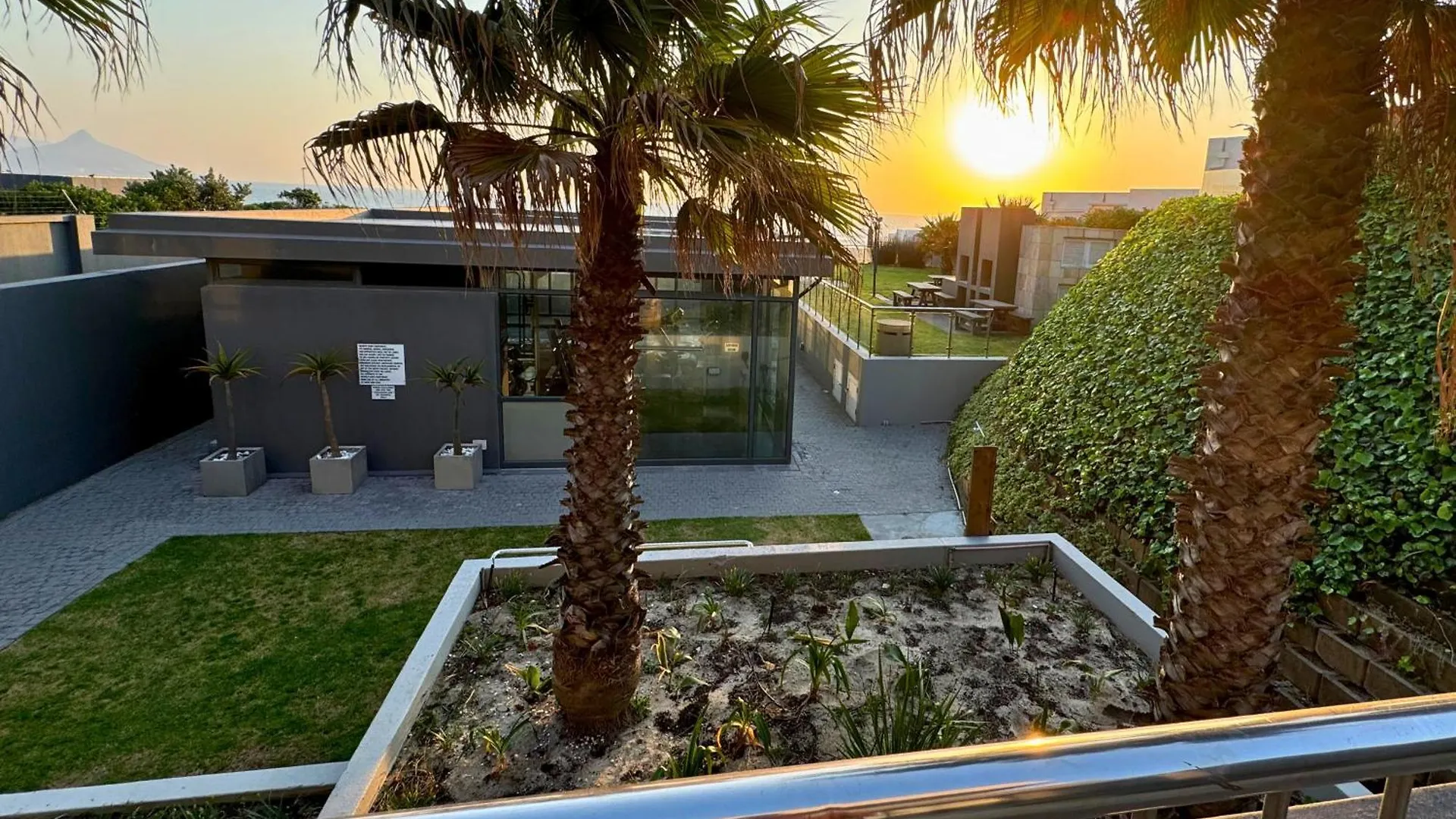 Infinity - Stunning 1 Bedroom Apartment With Sea & Mountain Views Bloubergstrand
